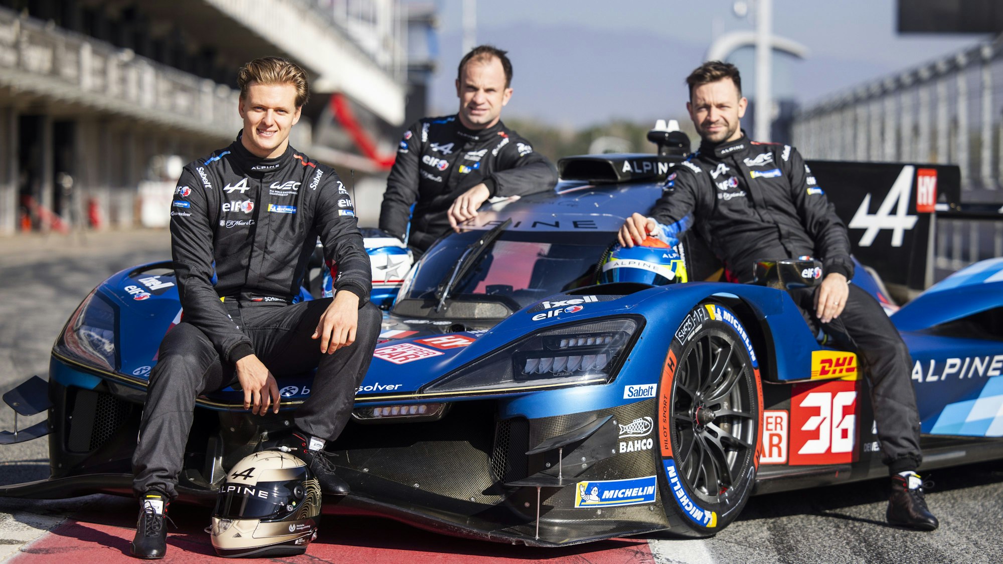 Mick Schumacher mit seinen neuen WEC-Kollegen Nicolas Lapierre (M.) und Matthieu Vaxiviere am Alpine A424 Hypercar