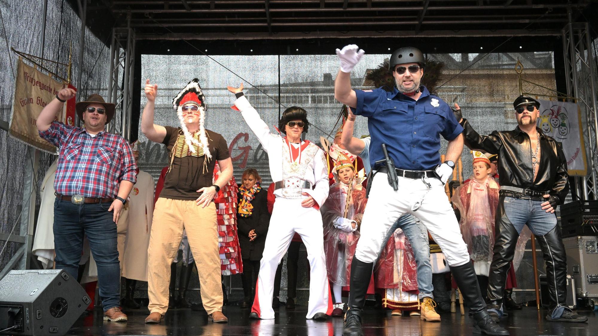 Bürgermeister Frank Stein wird als Elvis Teil einer Boy-Group.