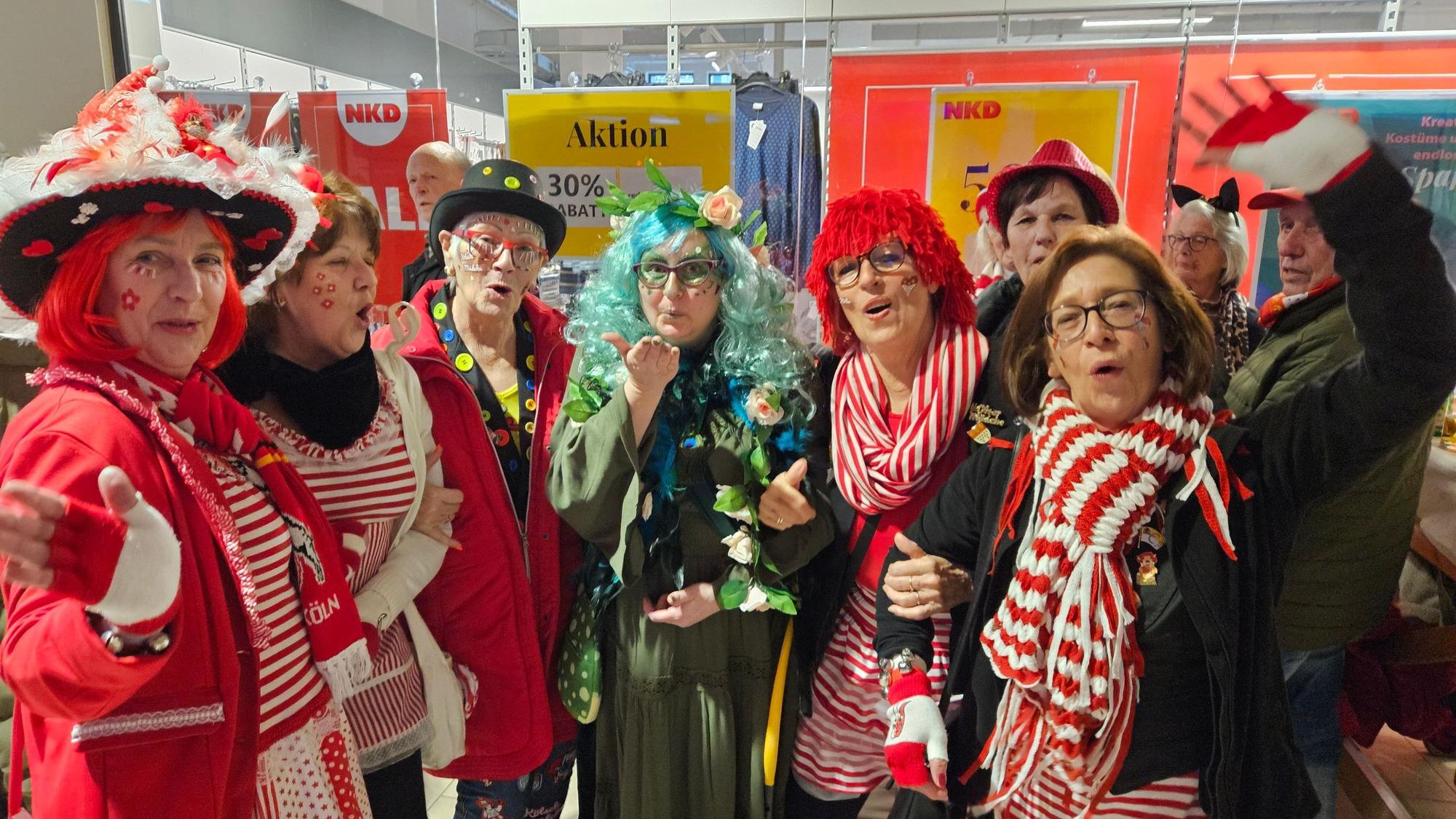Bunt kostümierte Wiever feiern Weiberfastnacht.