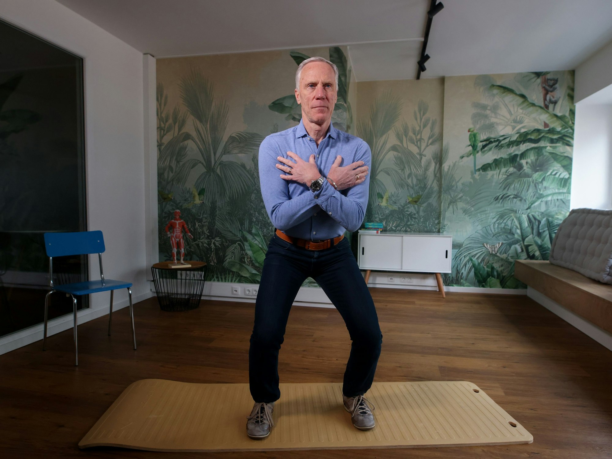 Ausgangsposition: Gehen Sie in die Kniebeuge und verschränken Sie die Arme vor dem Körper.