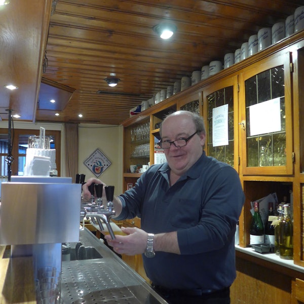 Frisch vom Fass gibt es sechs Biersorten, hinzu kommen 15 Sorten aus der Flasche.