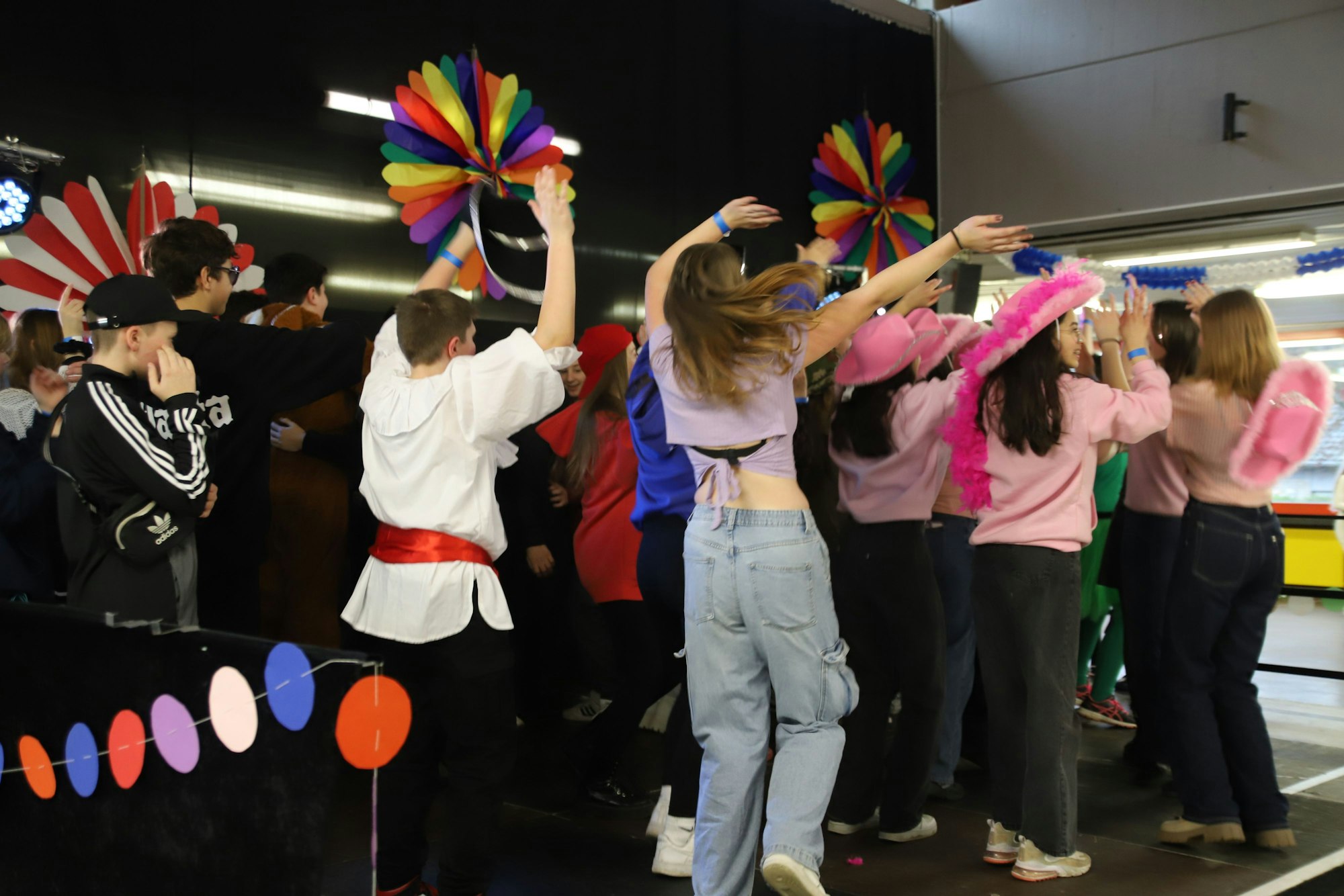 In der Mensa der Gesamtschule im Neuenhof feierten die Jugendlichen auf der Bühne.