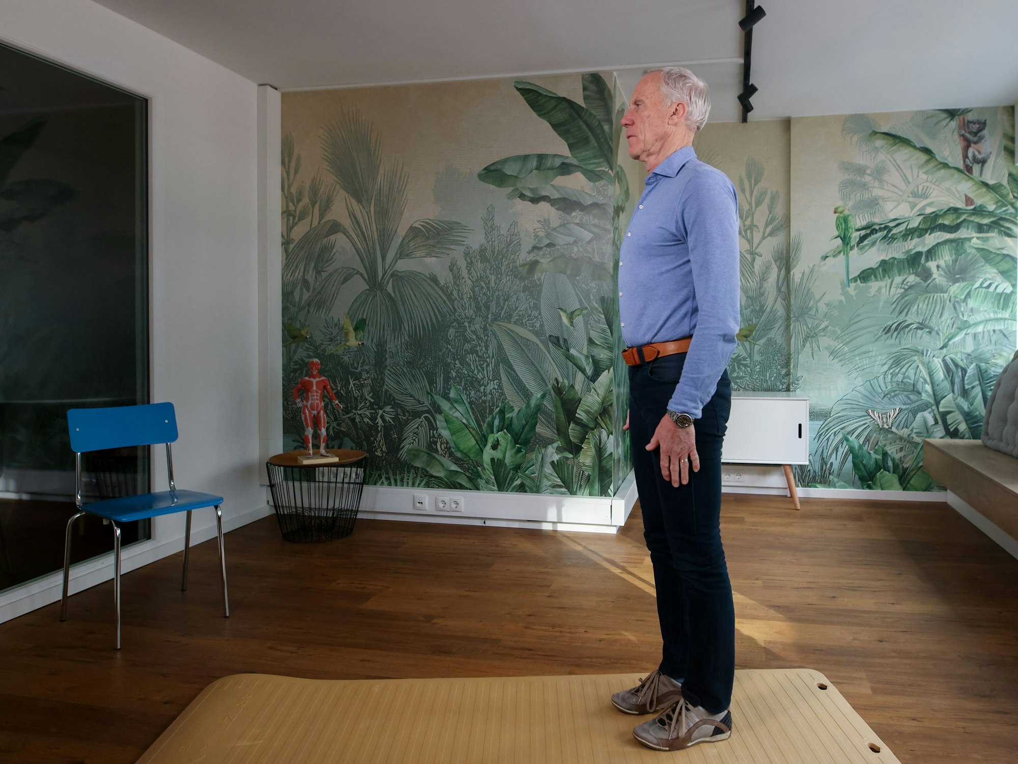 Ausgangsposition: Stellen Sie sich hüftbreit ans Ende der Matte.