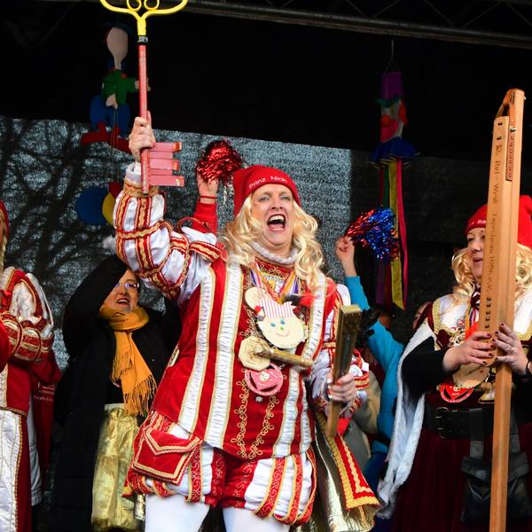 Am Weiberdonnerstag hält Prinz Nicki von Iversheim präsentiert den Stadtschlüssel von Bad Münstereifel in die Höhe. Die Jecken haben die Regentschaft übernommen.