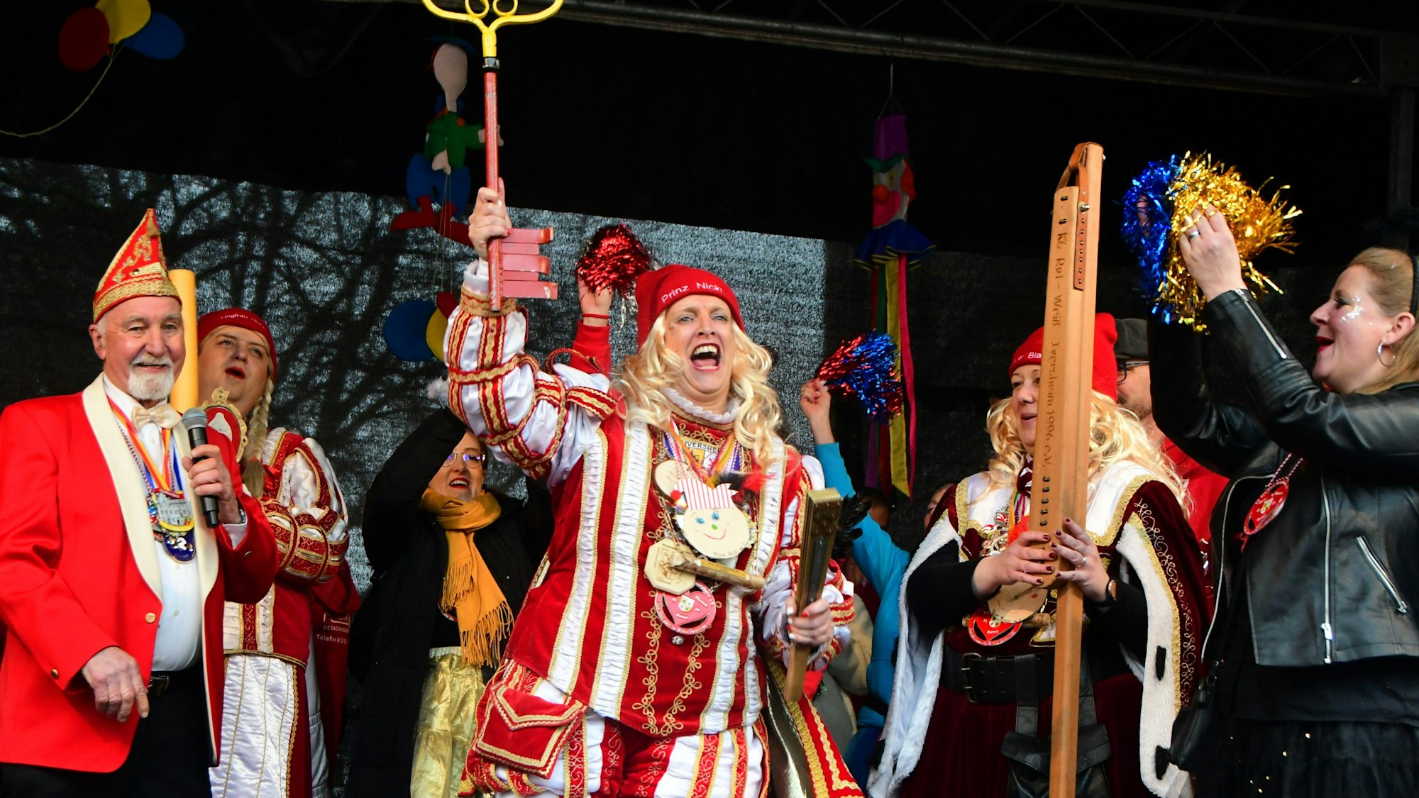 Am Weiberdonnerstag hält Prinz Nicki von Iversheim präsentiert den Stadtschlüssel von Bad Münstereifel in die Höhe. Die Jecken haben die Regentschaft übernommen.