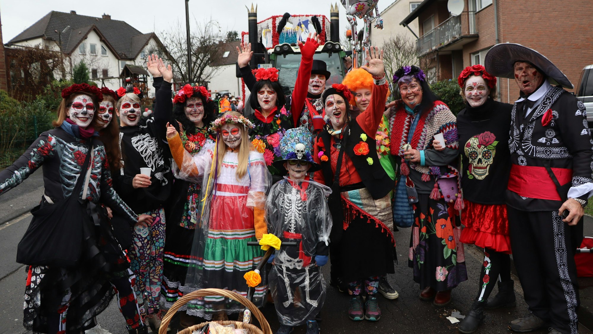 Kostümierte Jecken beim Karnevalszug durch Bornheim-Kardorf.