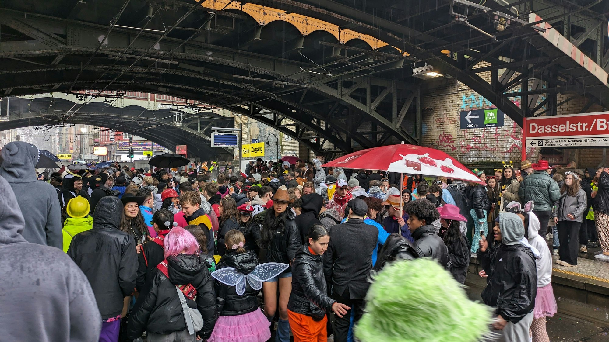 Gefeiert wird lieber in der Unterführung an der Dasselstraße