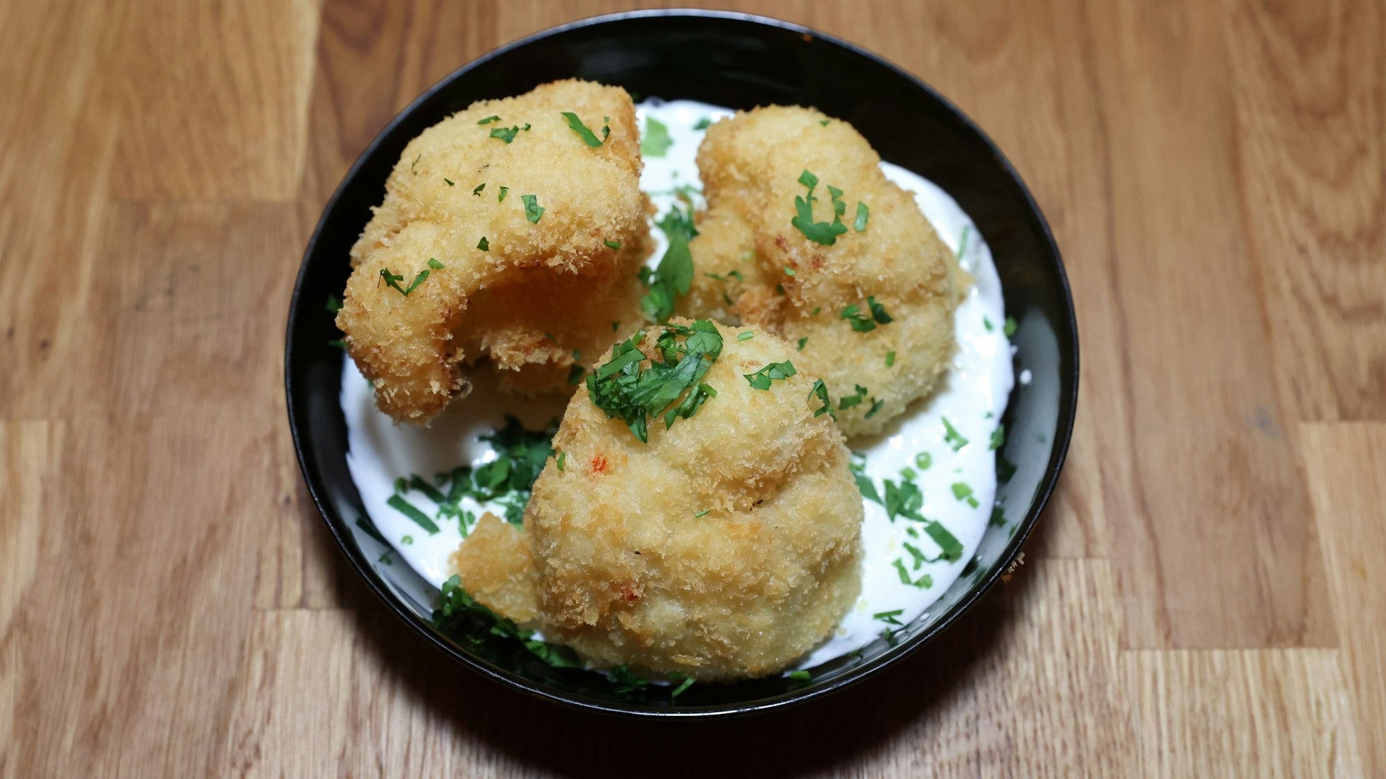Teller mit frittiertem Blumenkohl