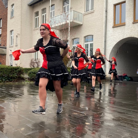 Die jecken Wiever haben auch in Zülpich das Rathaus erobert. Mit Schwung stürmten die „Crazy Dancers“ aus Nemmenich als Piratinnen auf die Bühne.