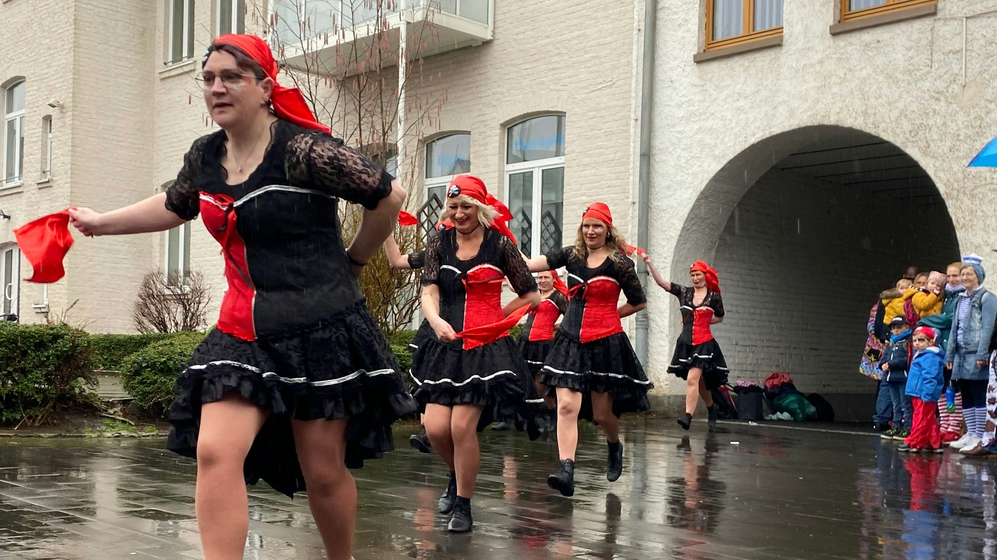 Die jecken Wiever haben auch in Zülpich das Rathaus erobert. Mit Schwung stürmten die „Crazy Dancers“ aus Nemmenich als Piratinnen auf die Bühne.
