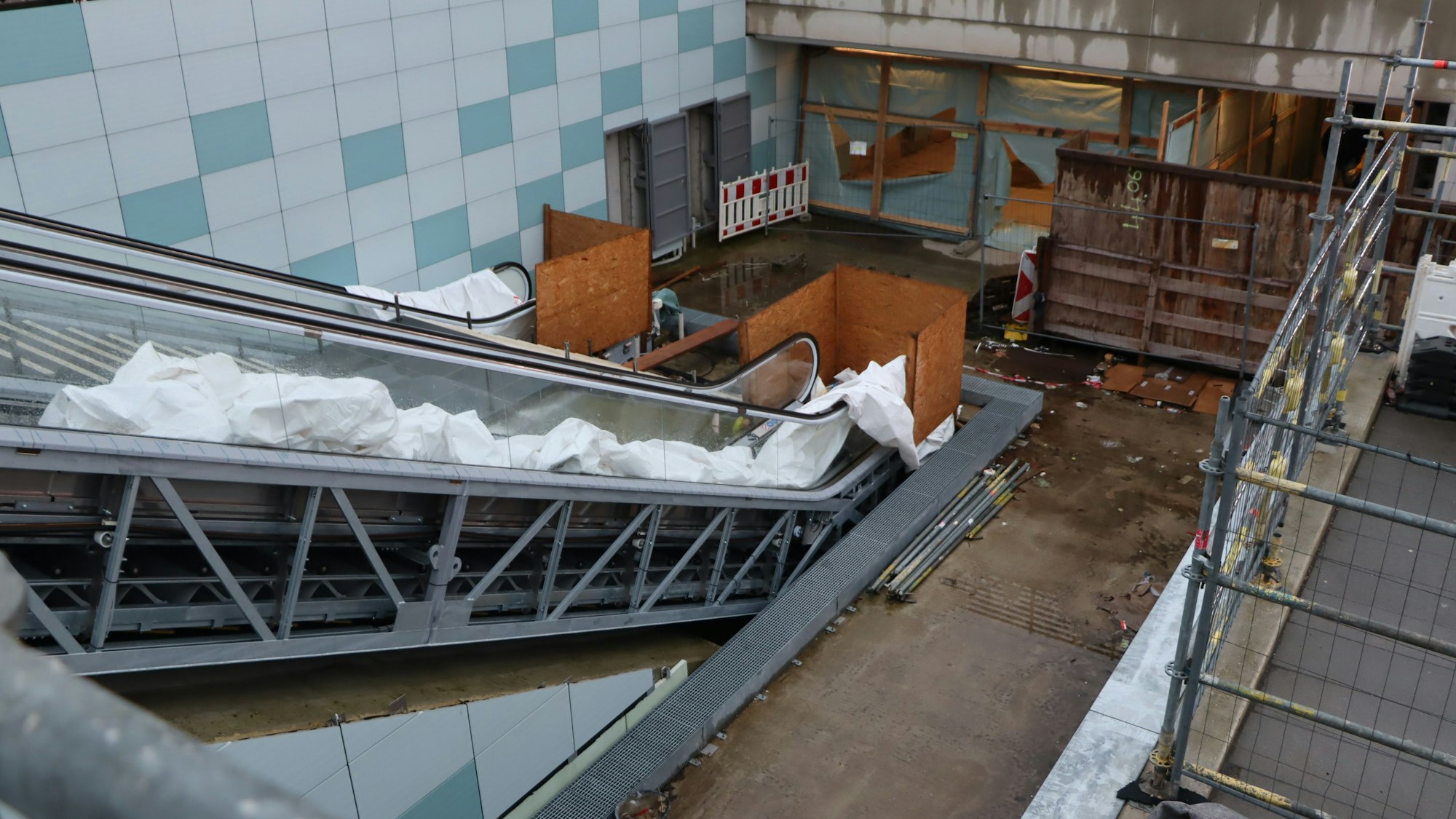 Auf dem Foto ist der Eingang zum Tunnel mit Rolltreppe zu sehen.