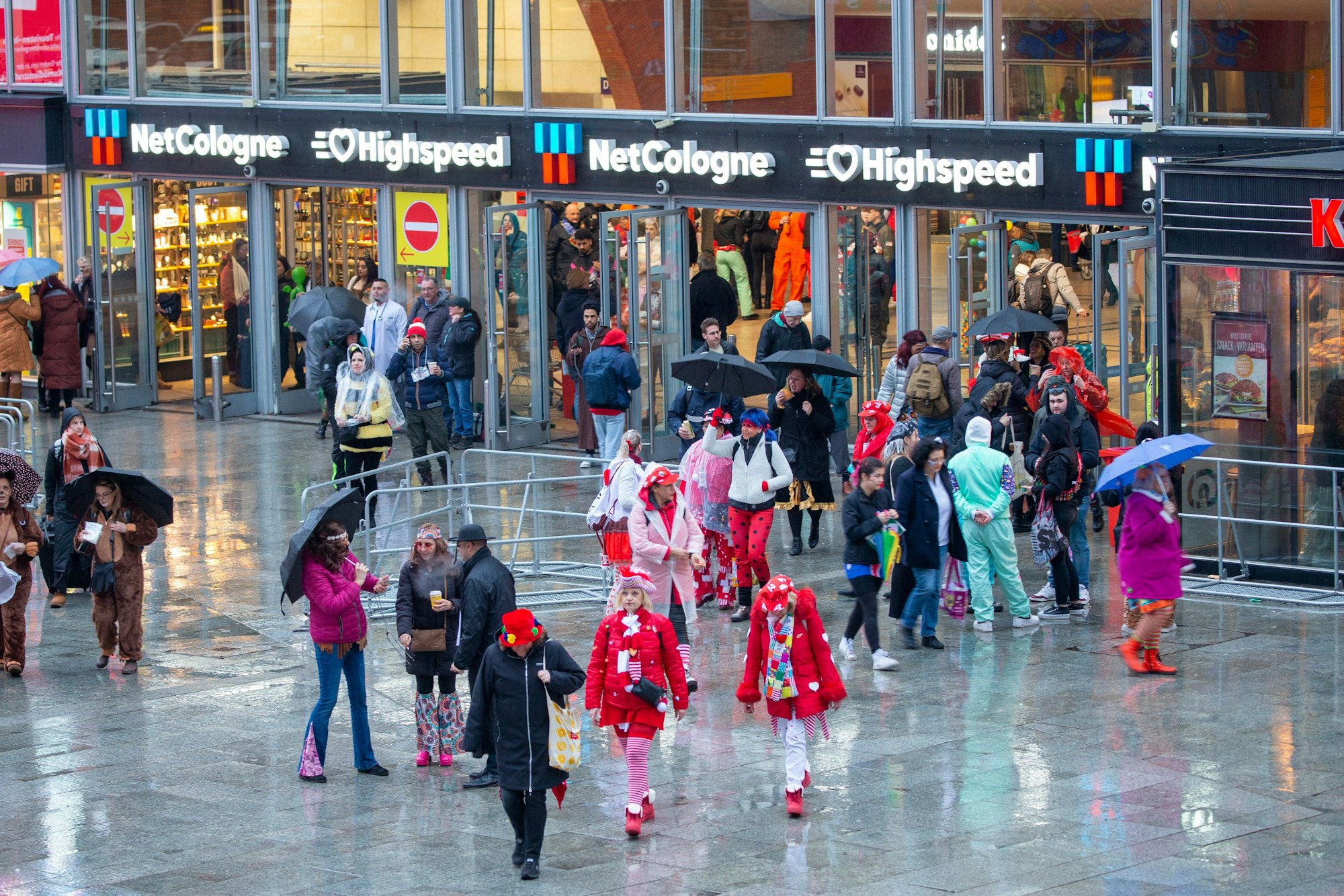 War hier im letzten Jahr noch die Hölle los, ist am Bahnhof gegen Mittag nur wenig Jeckenvolk unterwegs.