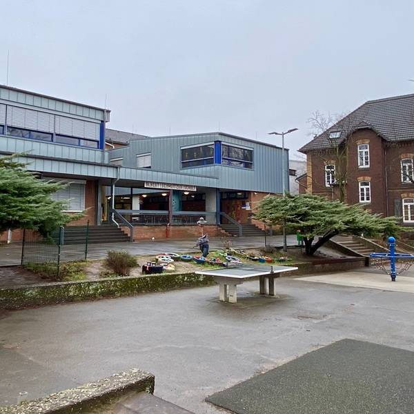 Auf dem Foto ist der Gebäudekomplex der Albert-Schweitzer-Schule in Wesseling zu sehen. Sie soll von Mitte 2026 bis Mitte 2028 als erste Grundschule modernisiert werden.