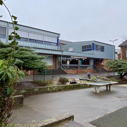 Auf dem Foto ist der Gebäudekomplex der Albert-Schweitzer-Schule in Wesseling zu sehen. Sie soll von Mitte 2026 bis Mitte 2028 als erste Grundschule modernisiert werden.