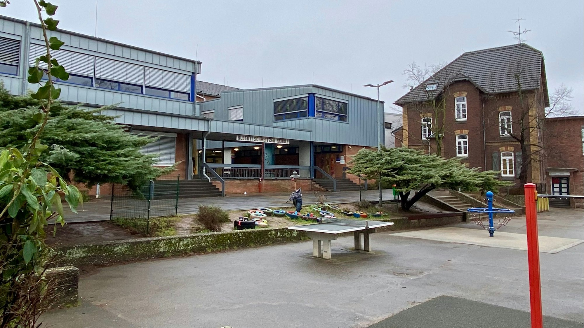 Auf dem Foto ist der Gebäudekomplex der Albert-Schweitzer-Schule in Wesseling zu sehen. Sie soll von Mitte 2026 bis Mitte 2028 als erste Grundschule modernisiert werden.