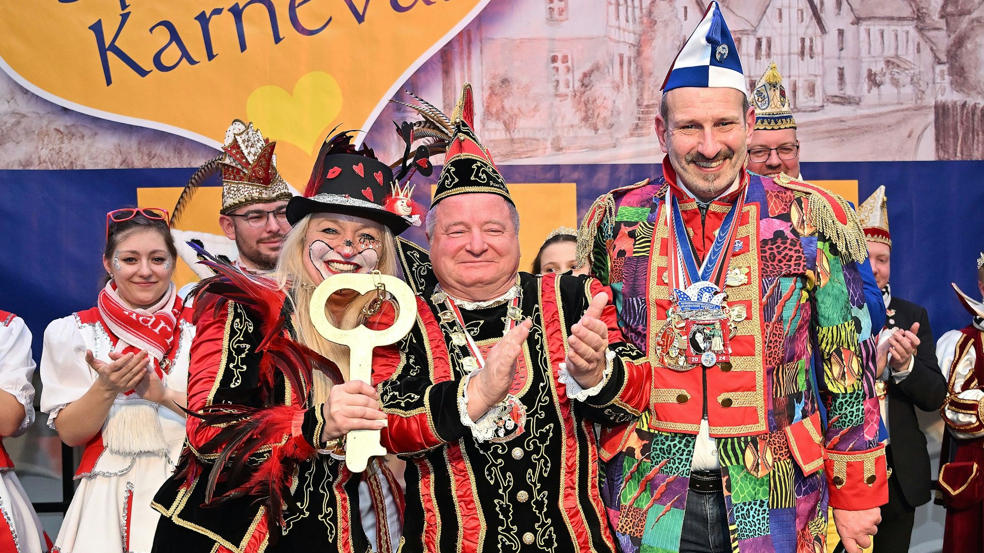 Schlüsselübergabe an Weiberfastnacht. Das Prinzenpaar Marialinden steht auf der Bühne im Festzelt und zeigt den goldenen Schlüssel zum Rathaus, den Bürgermeister Christoph Nicodemus übergeben hatte.