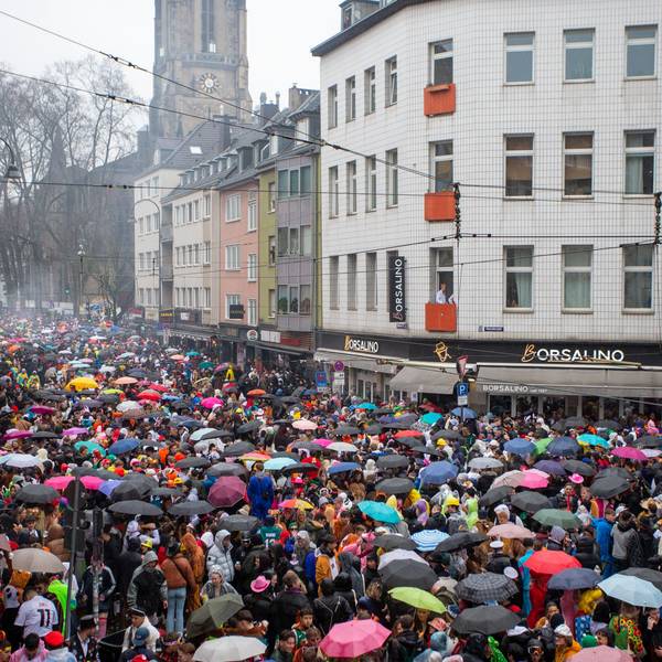 Voll war die Zülpicher Straße. Doch im Vergleich zu den Vorjahren hat das Regenwetter doch einige abgeschreckt.