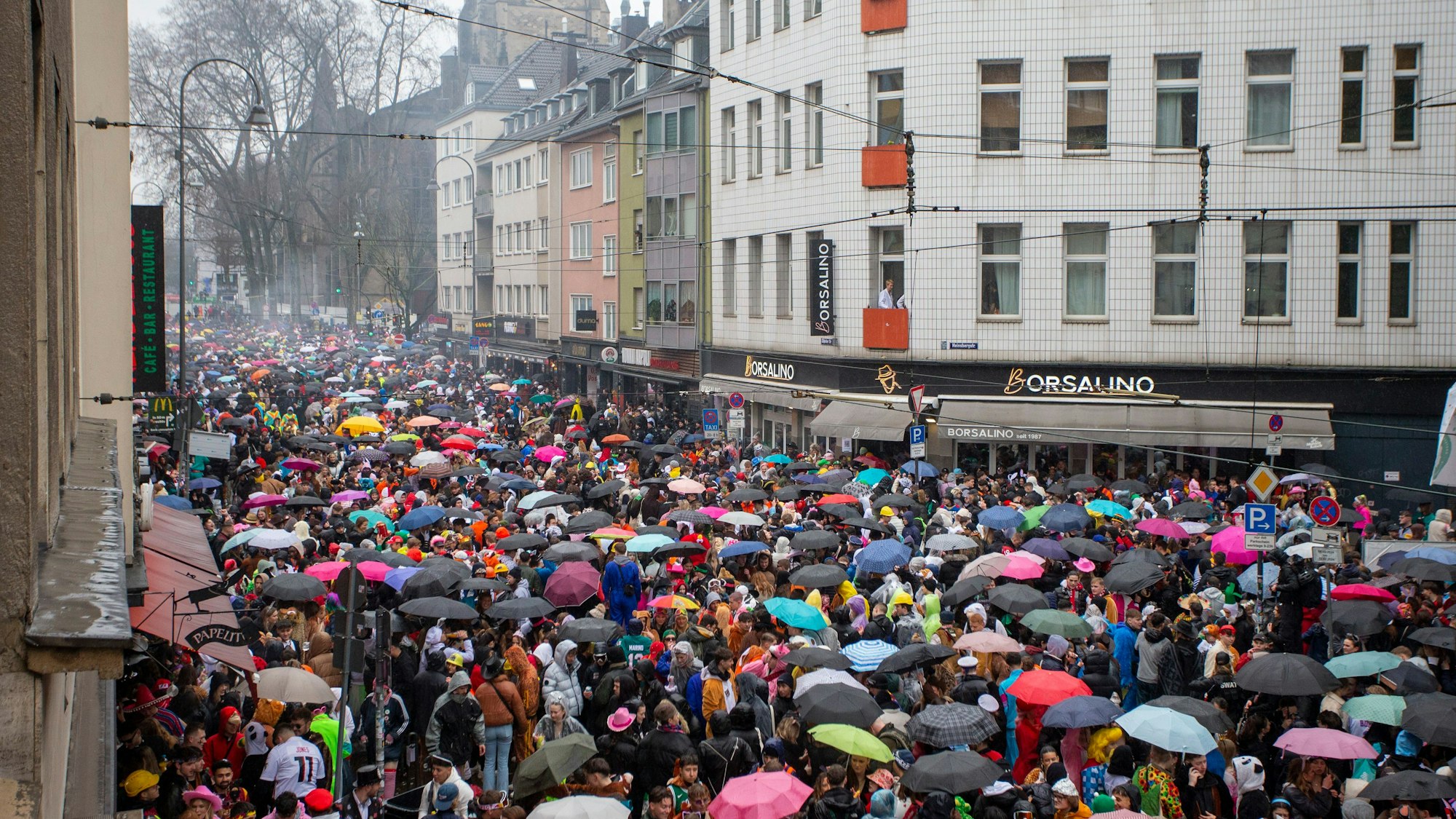 Voll war die Zülpicher Straße. Doch im Vergleich zu den Vorjahren hat das Regenwetter doch einige abgeschreckt.