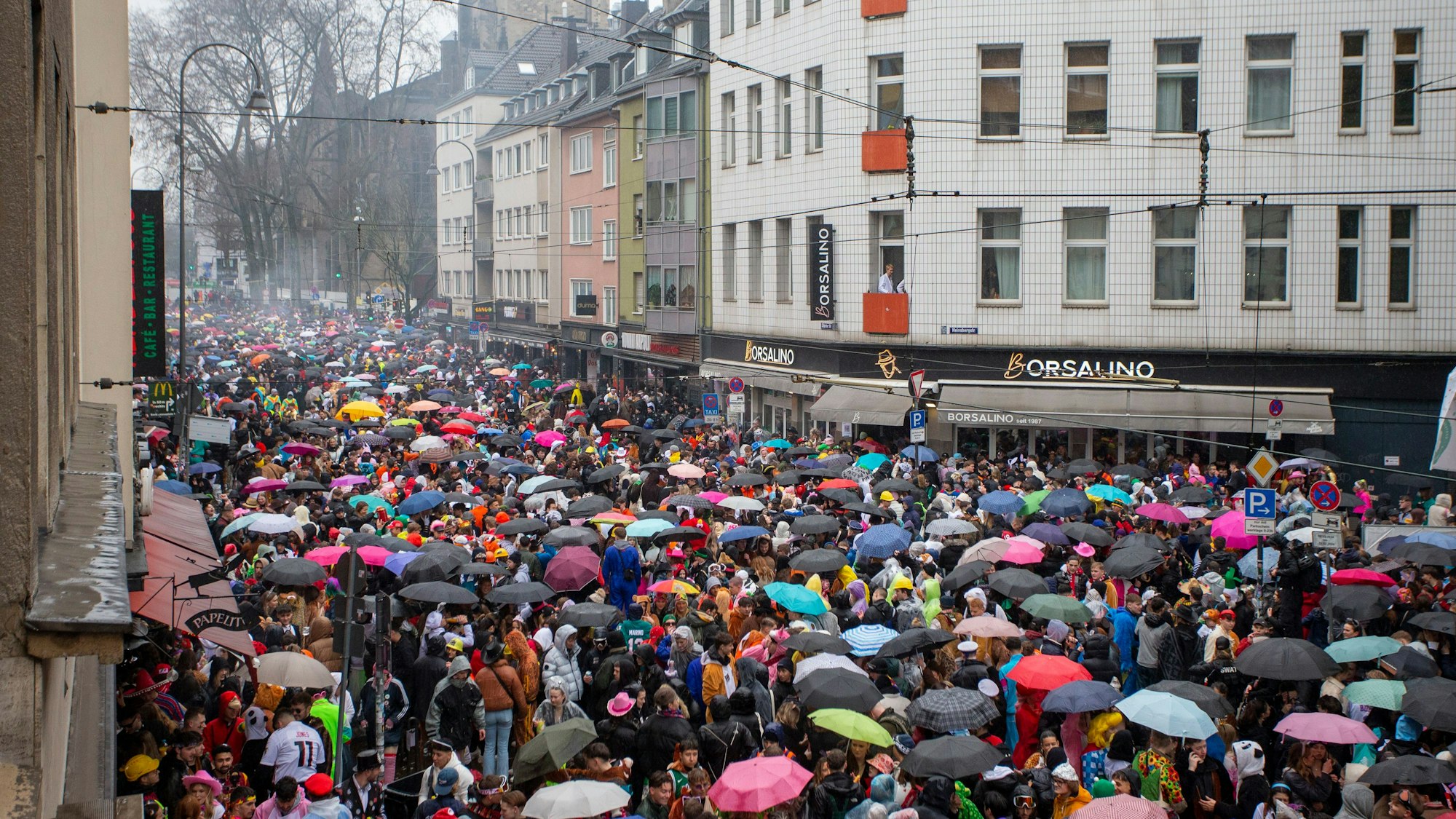 Weniger als sonst, aber dennoch voll: Weiberfastnacht 2024 auf der Zülpicher Straße.