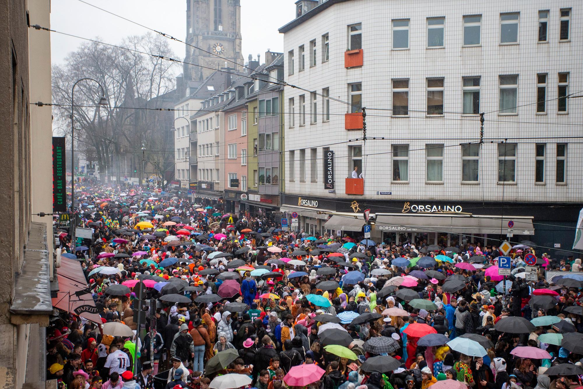 Schirme allover im Kwartier Lateng