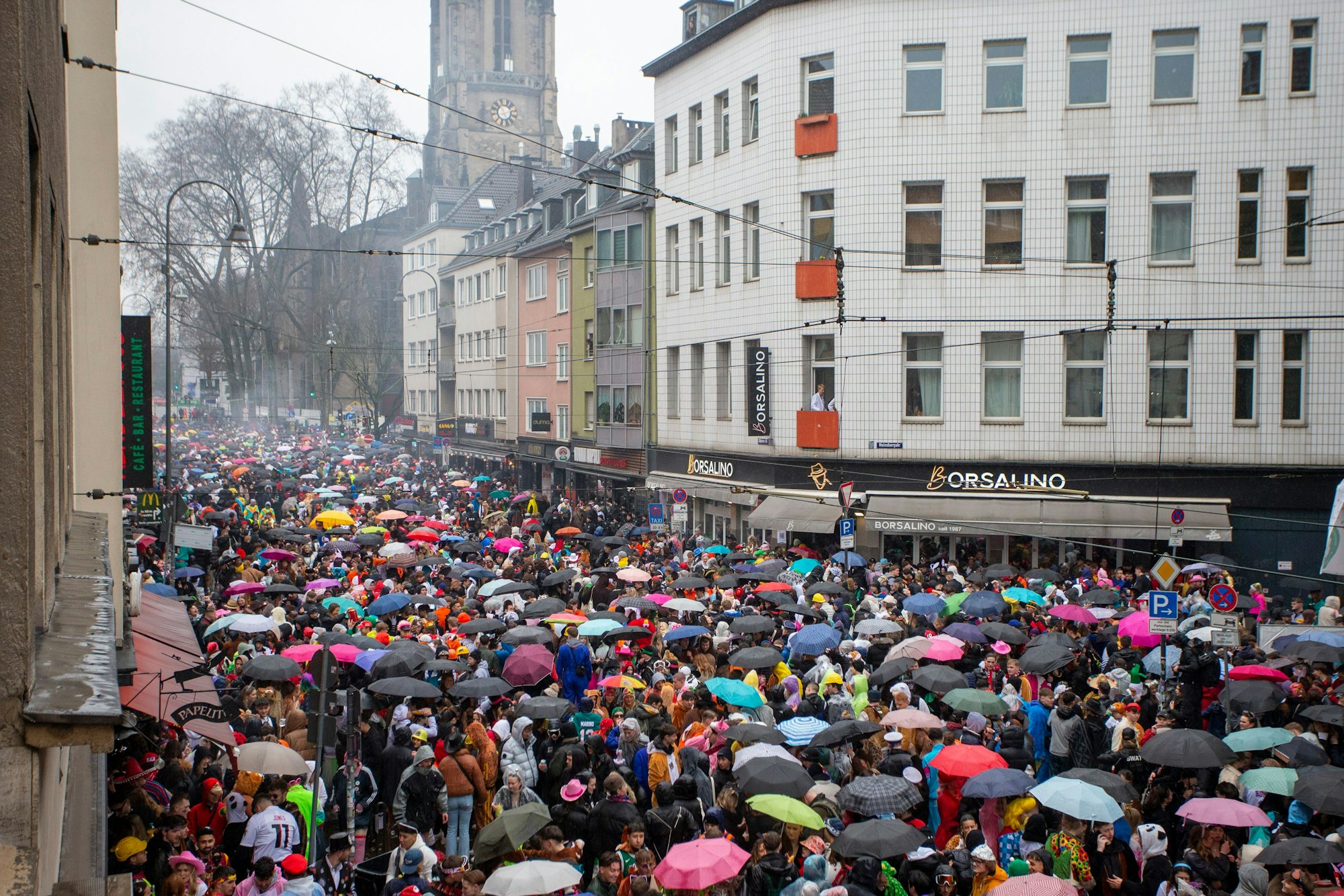 Schirme allover im Kwartier Lateng