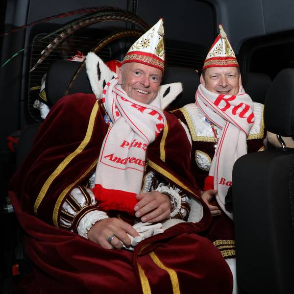 Prinz Andreas I. und Bauer Gerd vom Bergisch Gladbacher Dreigestirn sitzen auf der Rückbank des Dreigestirnsbusses.