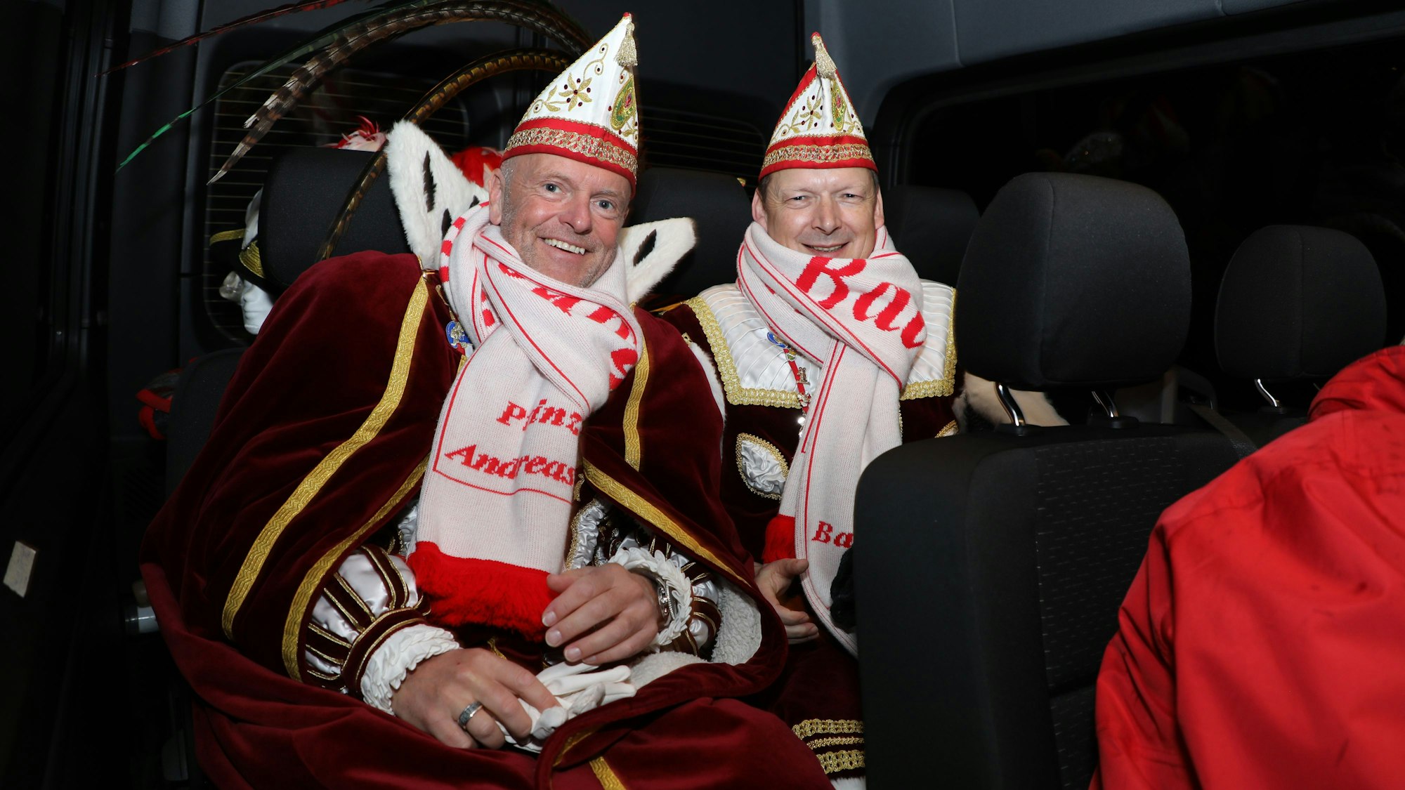 Prinz Andreas I. und Bauer Gerd vom Bergisch Gladbacher Dreigestirn sitzen auf der Rückbank des Dreigestirnsbusses.