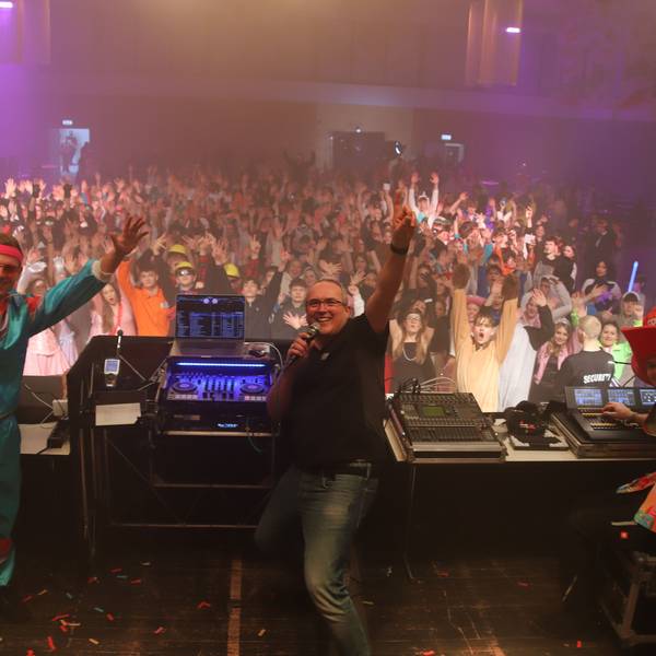In der Halle Meiersheide feierten mehr als 800 Jugendliche Weiberfastnachtsparty.