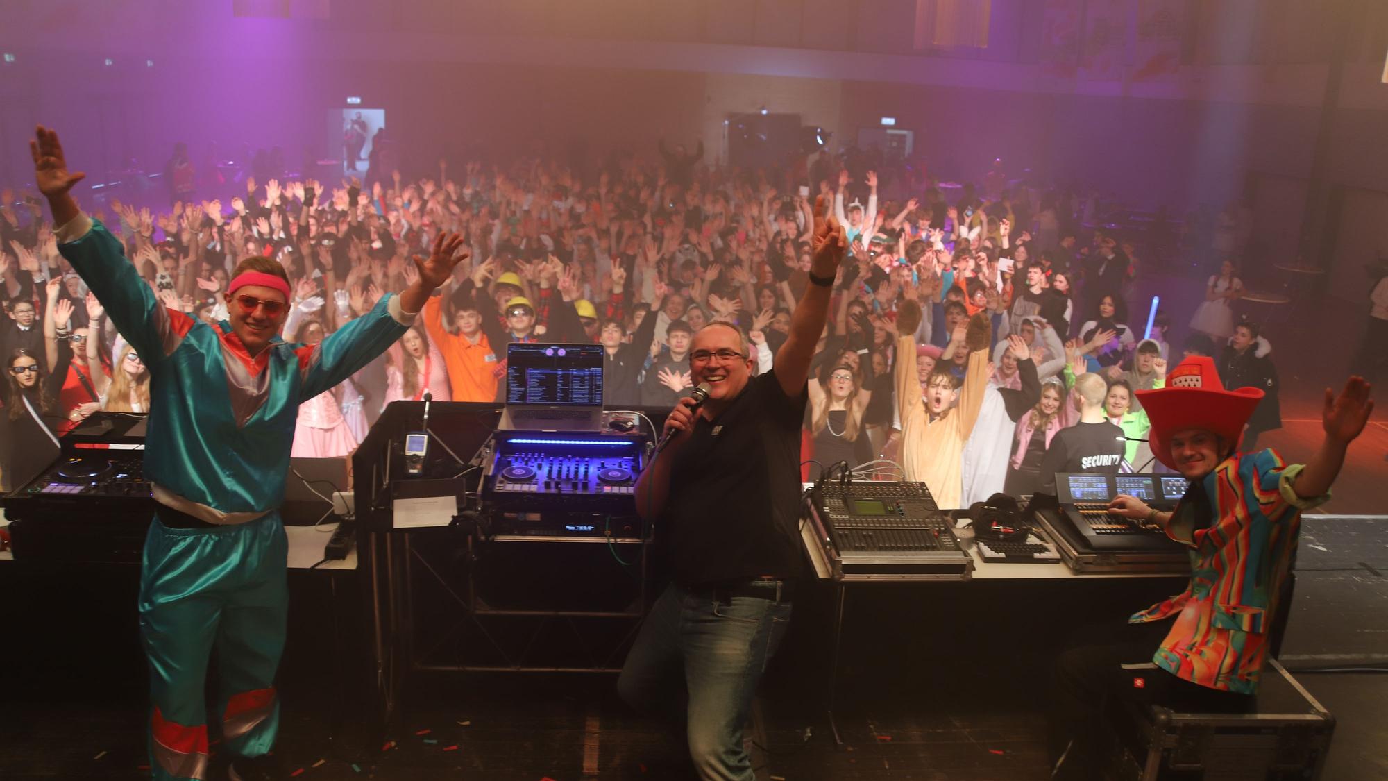 In der Halle Meiersheide feierten mehr als 800 Jugendliche Weiberfastnachtsparty.