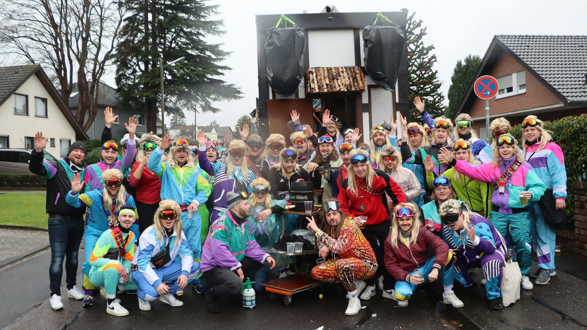Die verkleideten Jungesellen beim Karnevalszug durch Kardorf.