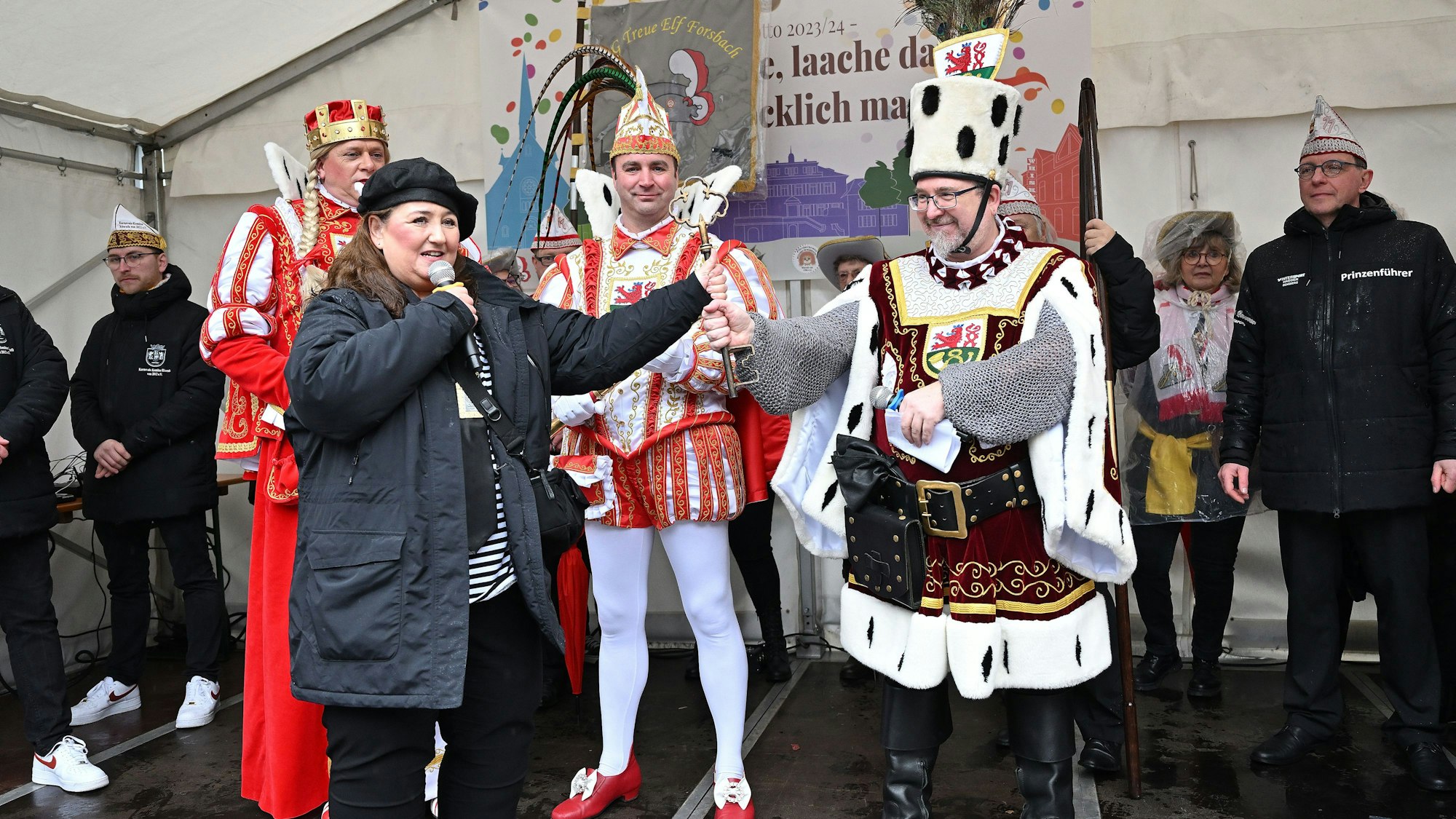 Rösraths Bürgermeisterin Bondina Schulze übergab den Rathausschlüssel an das männliche Dreigestirn. Bauer Andreas nahm ihn entgegen.
