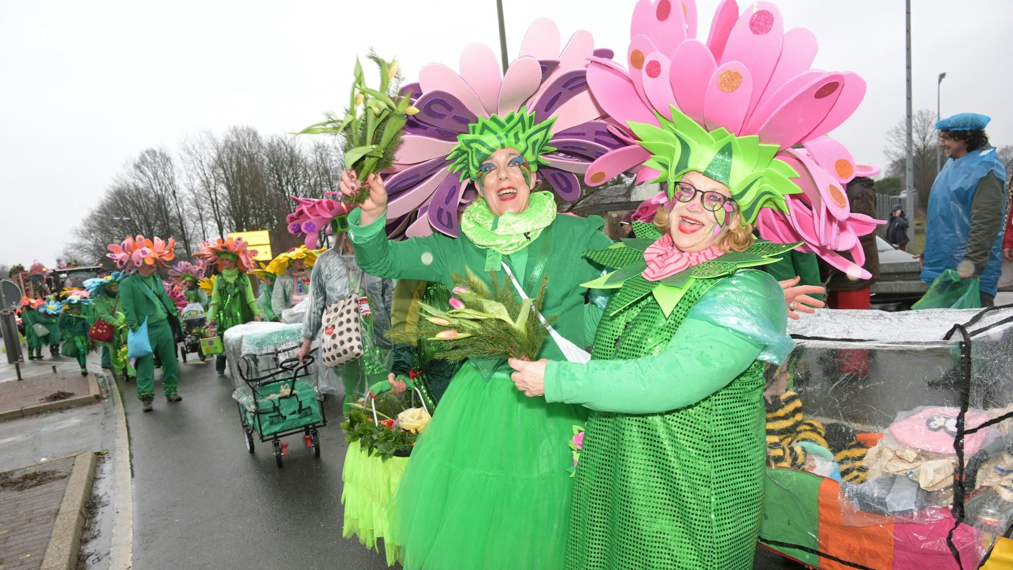Das Foto zeigt Zugteilnehmer mit farbenfrohen Kostümen