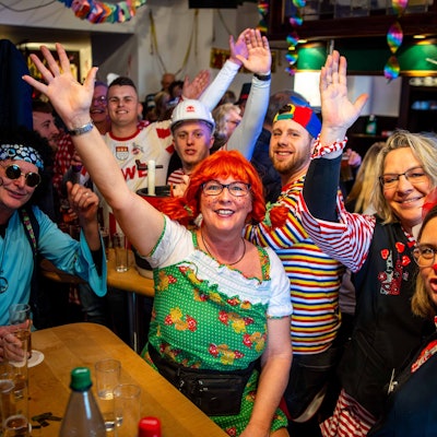 Bunt kostümierte Jecke bejubelten den Karneval und die Wiedereröffnung des Maat Stüffjes.