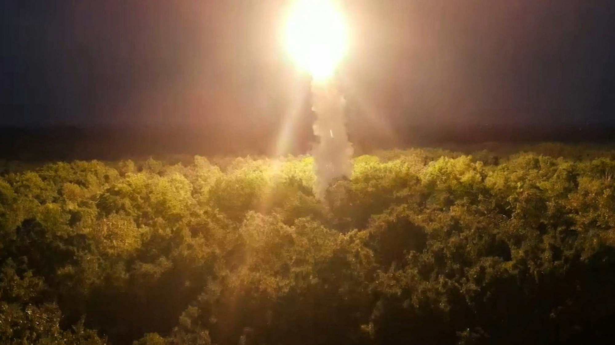 Eine russische Iskander-Rakete beim Start. Auf dem Geländer einer russischen Rüstungsfabrik ist es zu einer heftigen Explosion gekommen. Dort werden auch Iskander, die mit Atomsprengköpfen bestückt werden können, produziert. (Archivbild)