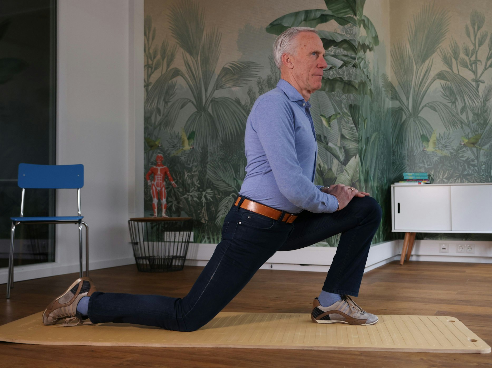 Ingo Froböse zeigt eine Dehnung für den Hüftbeuger.