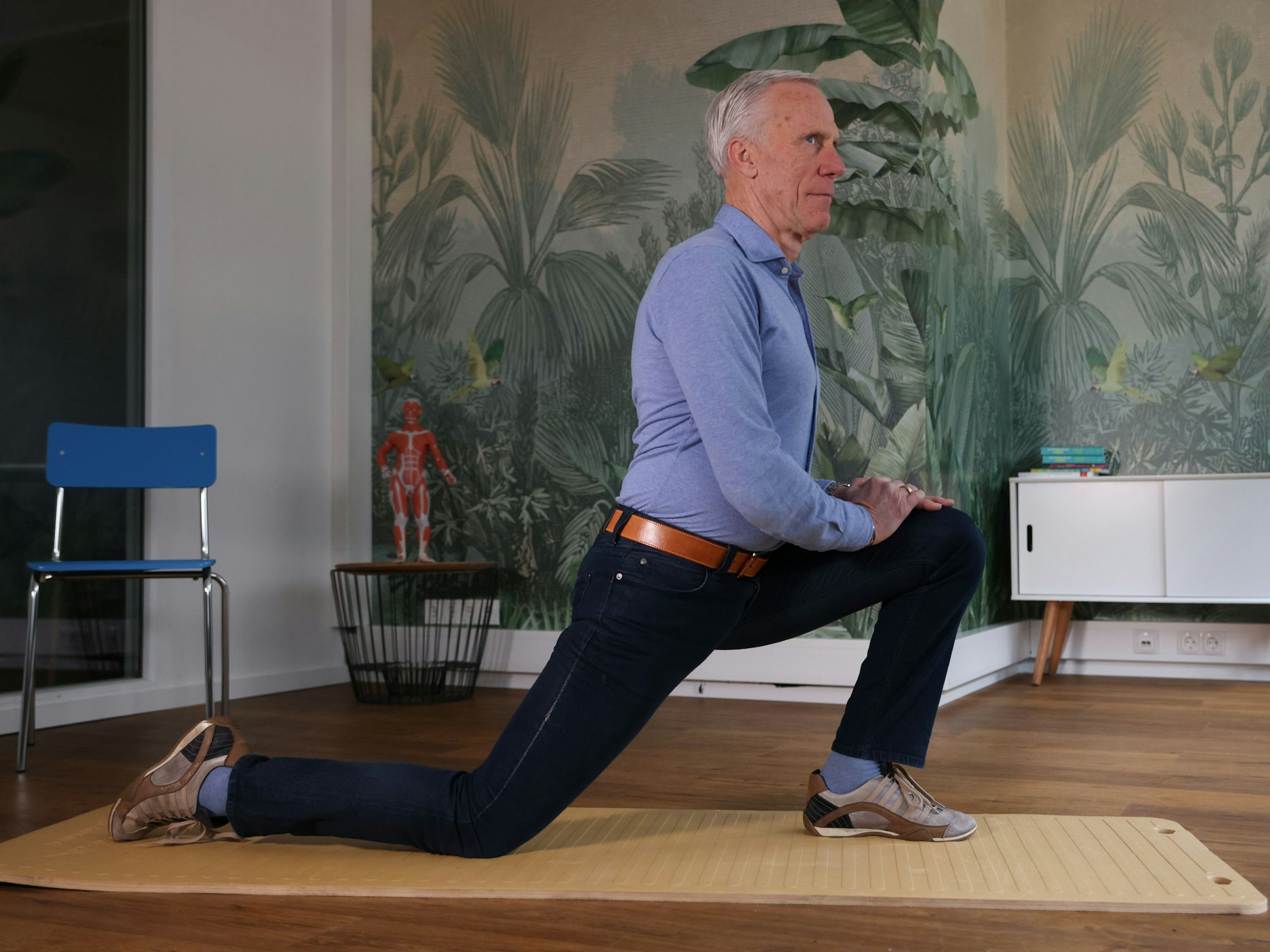 Ingo Froböse zeigt eine Dehnung für den Hüftbeuger.