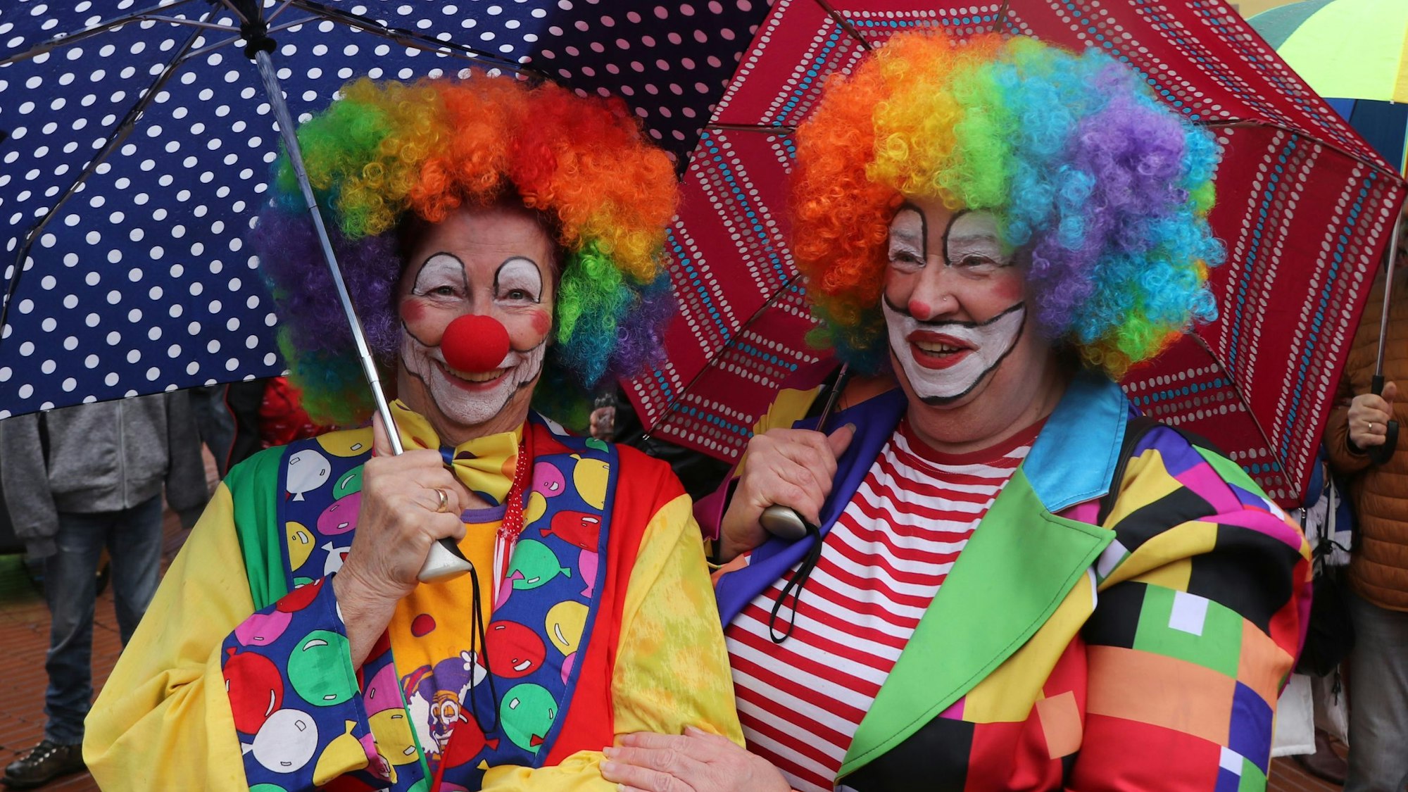 Auf dem Bild sind zwei als Clown verkleidete Frauen zu sehen.