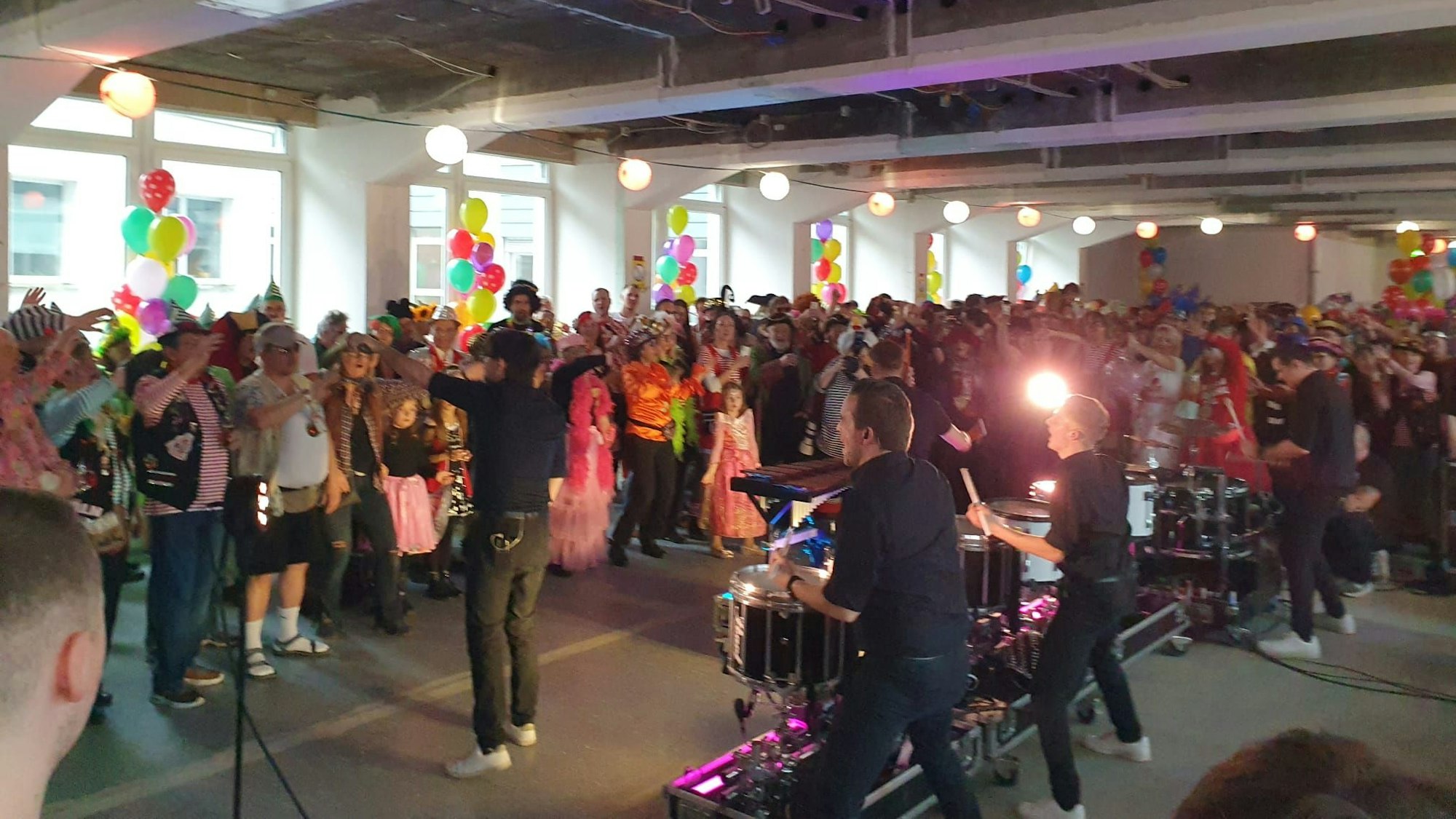 Die Drummerholics geben in der Rundschau ordentlich Gas.