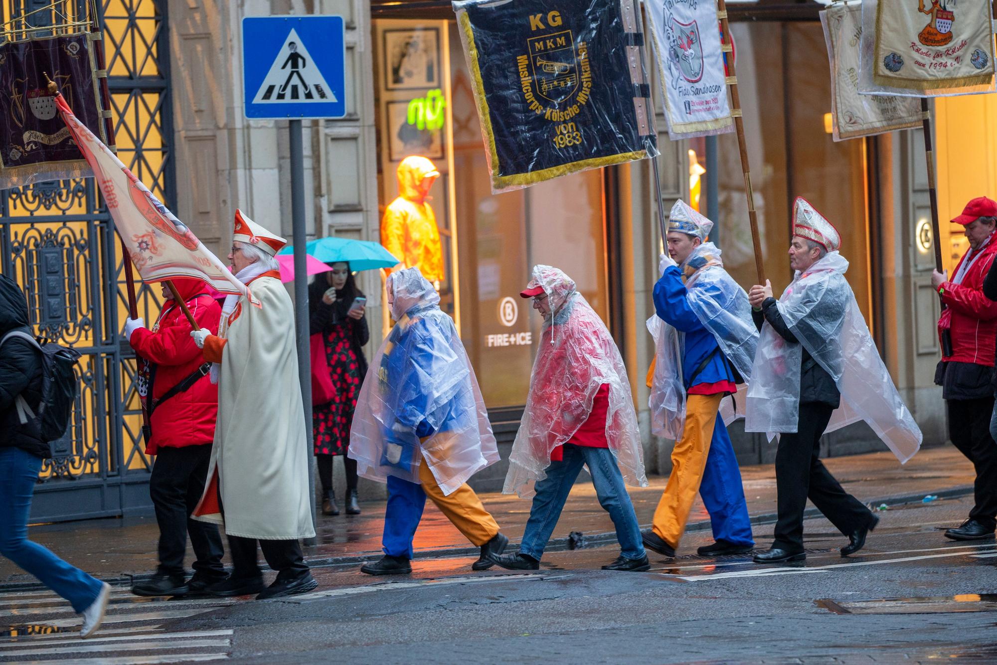 Jecke im Regencape