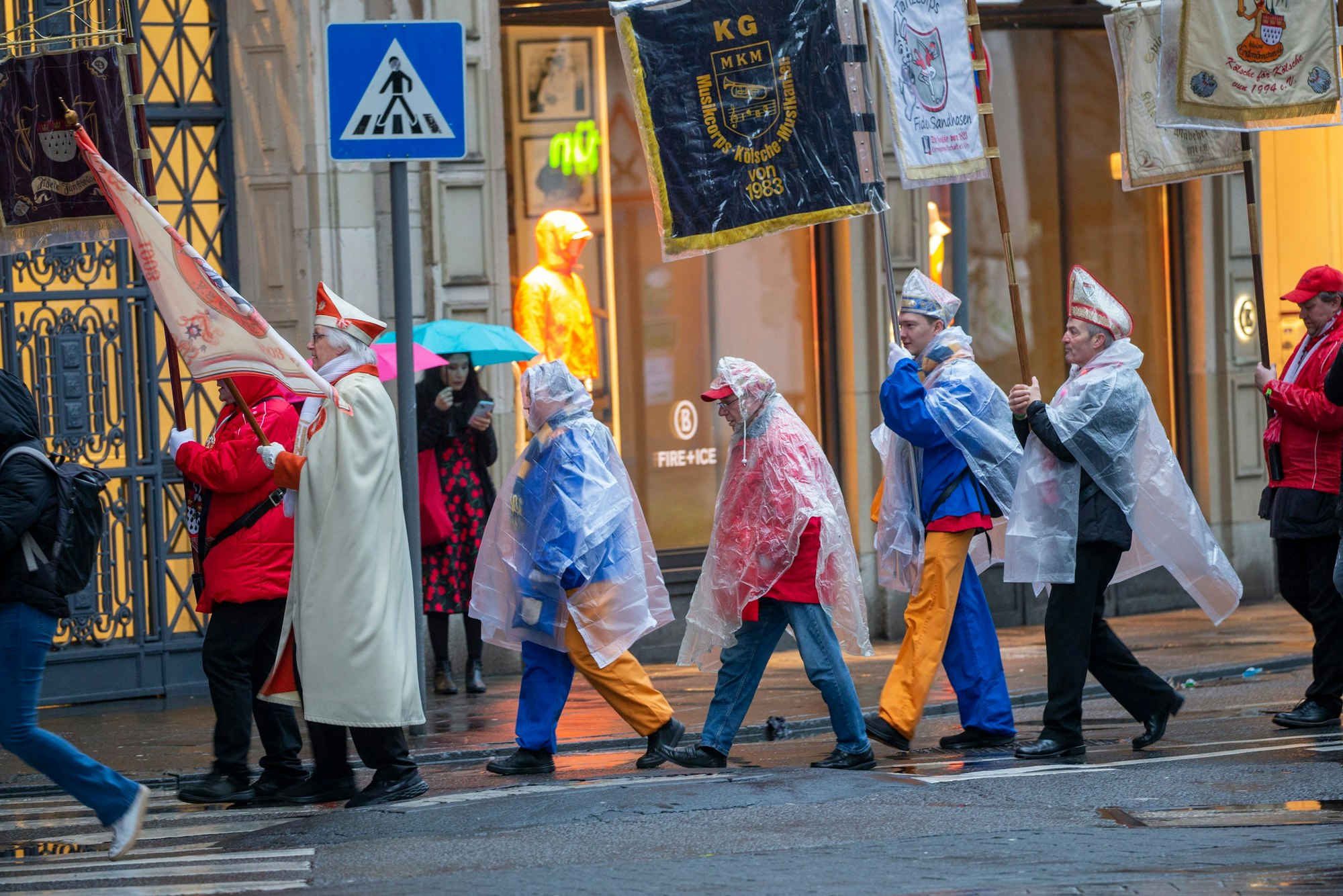 Jecke im Regencape