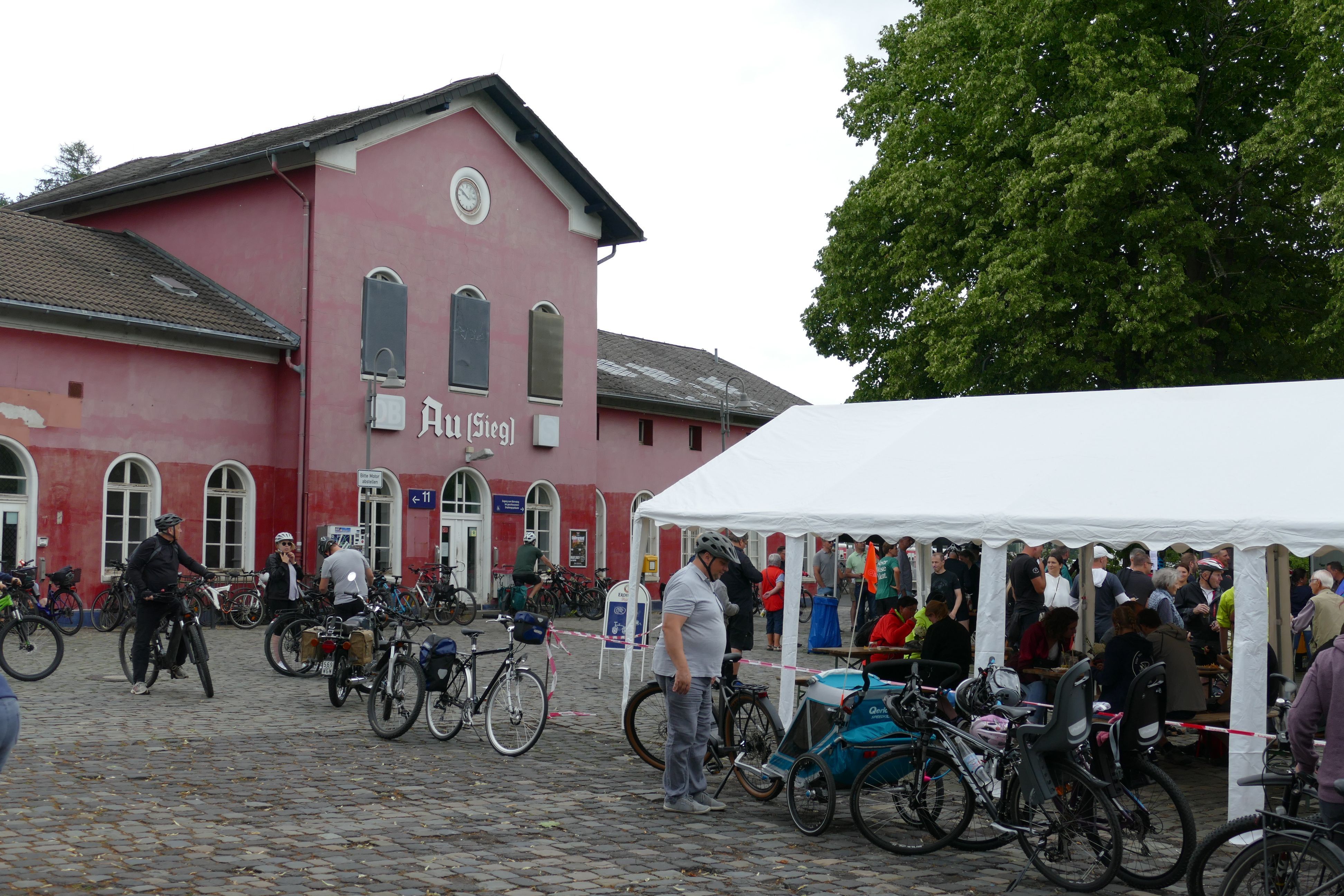 Volksfeststimmung am Bahnhof Au (Sieg) in Windeck.