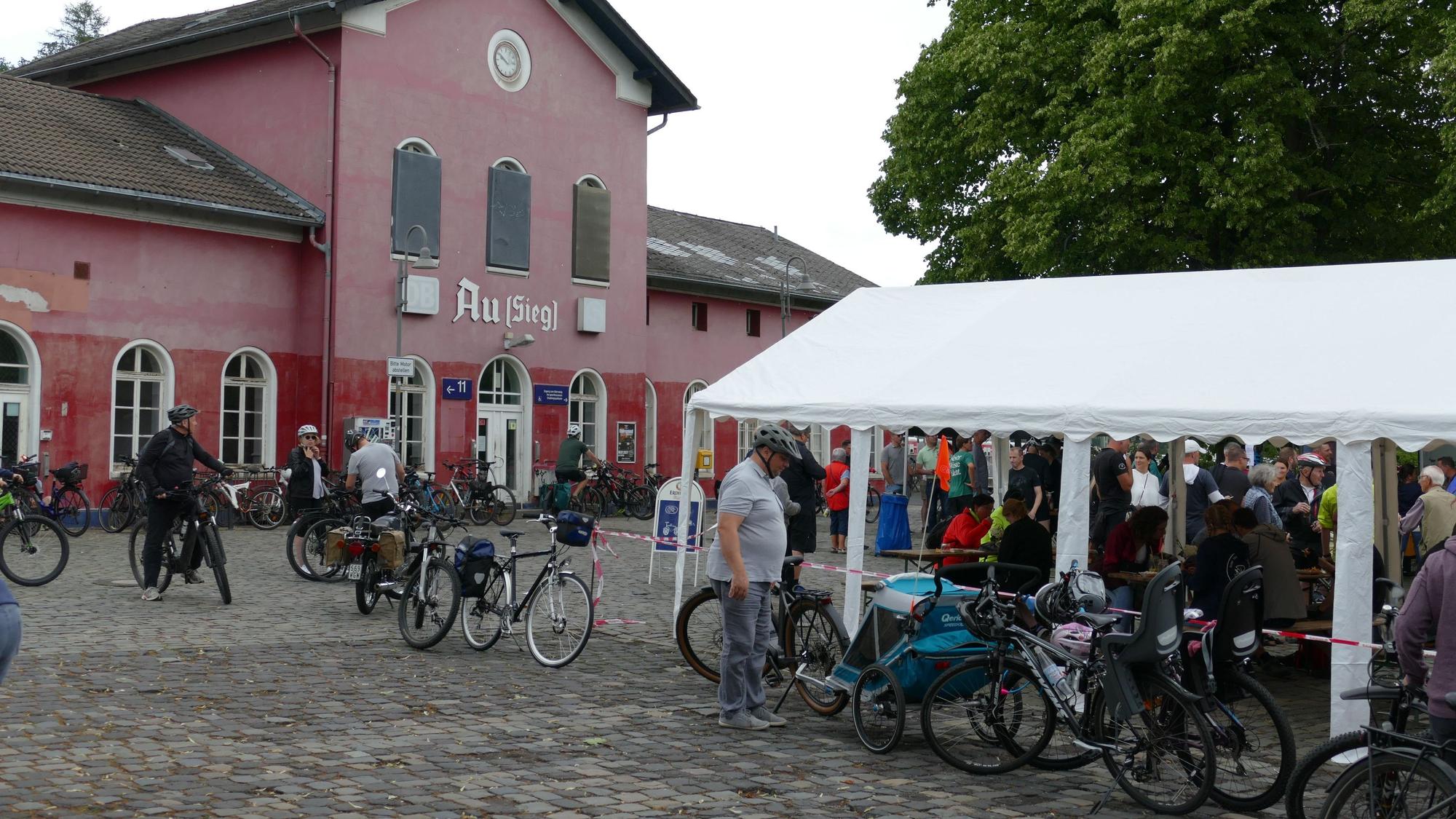 Volksfeststimmung am Bahnhof Au (Sieg) in Windeck.