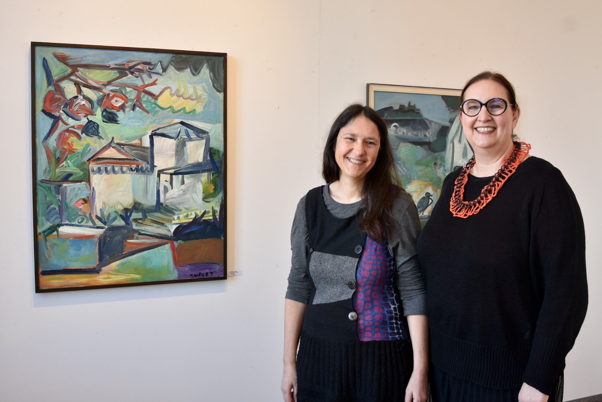 Carmen Vetere (rechts) zeigt Arbeiten von Manfred Weil und Ronald Franke. Weils Tochter Schulamith Weil bietet eine Führung an.