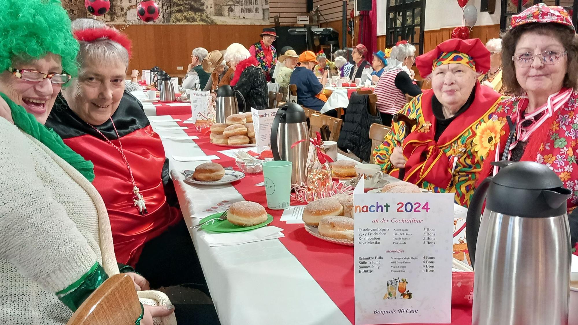 Odendorf v.l. Doris, Edel, Mia, Lore und Hanne beim Kaffeeklatsch im Dorfsaal