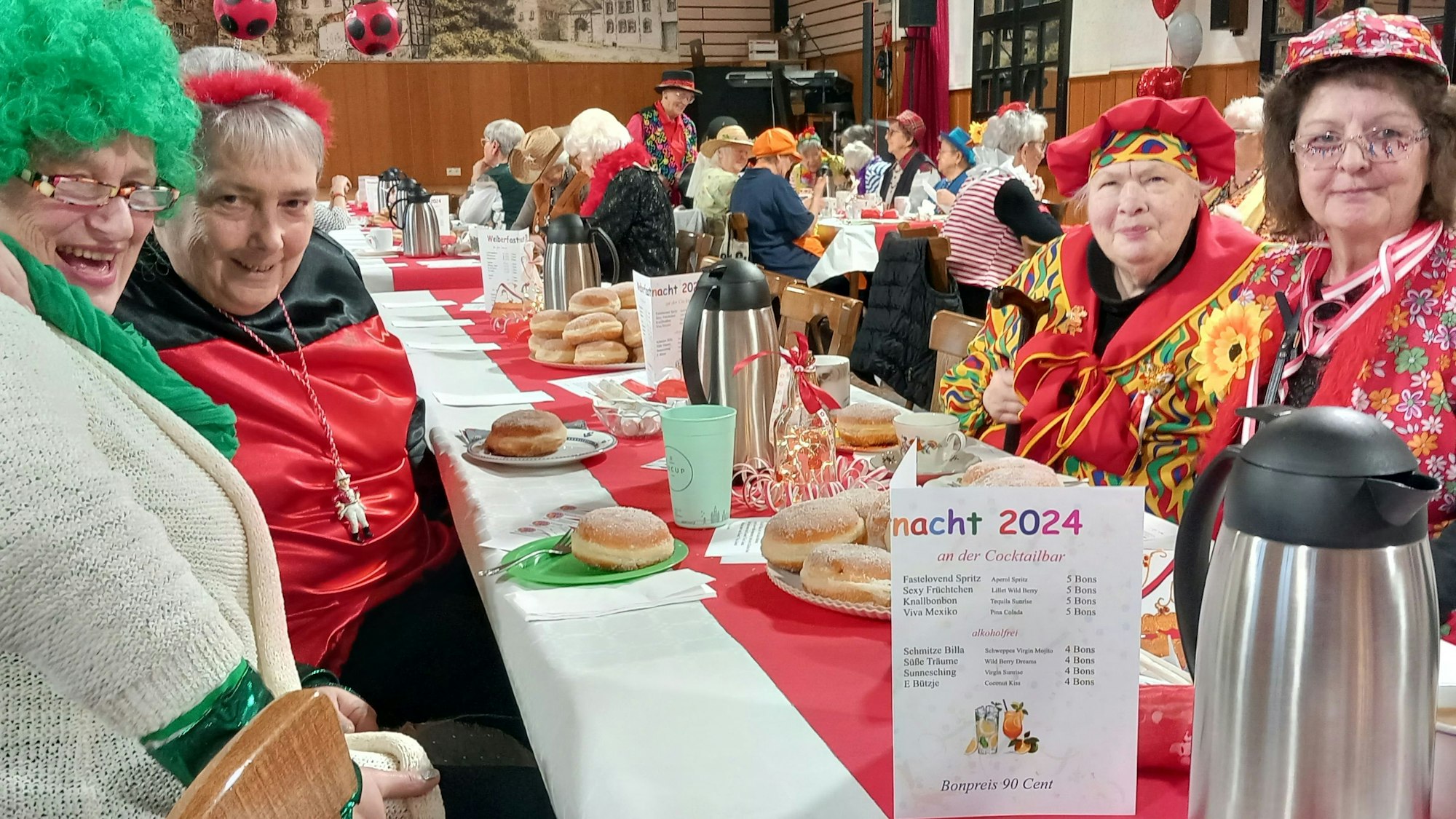 Odendorf v.l. Doris, Edel, Mia, Lore und Hanne beim Kaffeeklatsch im Dorfsaal