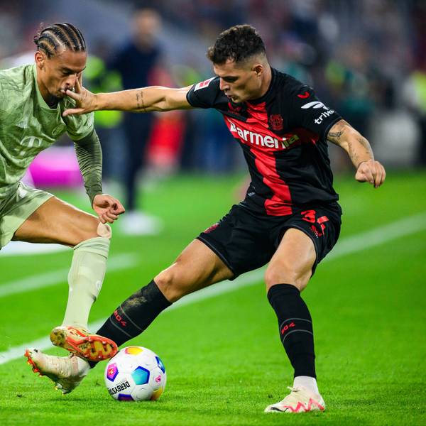 Münchens Leroy Sane (l) in Aktion gegen Leverkusens Granit Xhaka (r). Am Samstag treffen Leverkusen und München zum Topspiel des 21. Spieltags aufeinander.