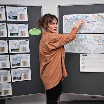 Das Foto zeigt die Fußgänger- und Radfahrbeauftragte Maren Hesselmann bei der Vorstellung der Ergebnisse zu den Radpendlerrouten