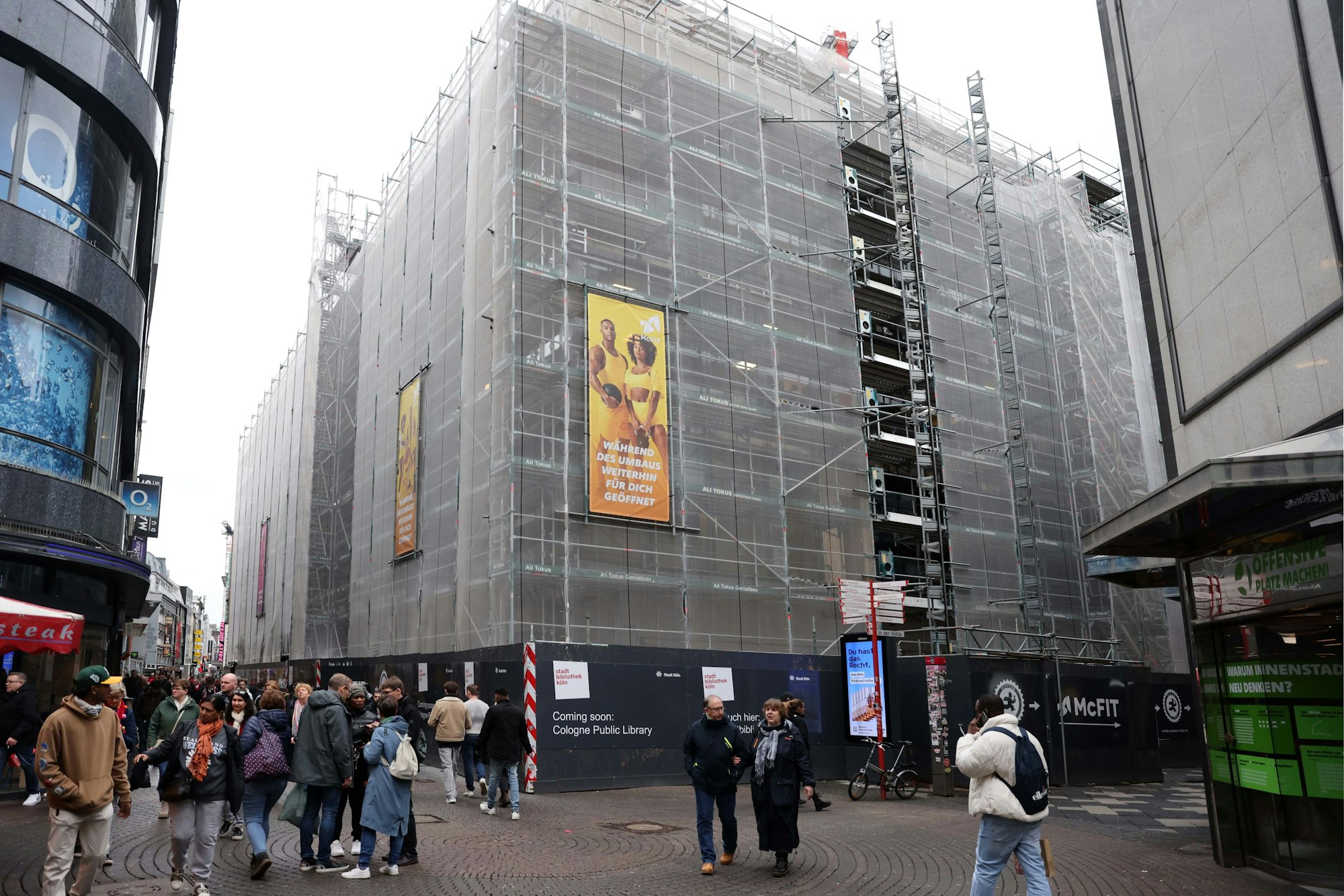 Ein Gebäude liegt hinter Gerüsten verborgen.