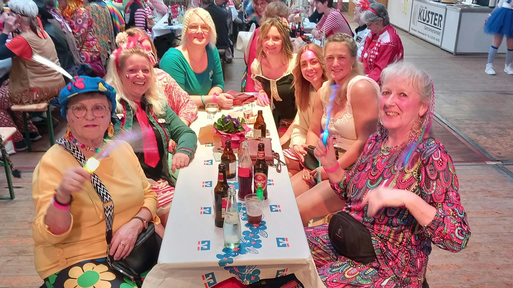 Flerzheim im Festzelt: Susanne, die Frau des Organisators mit den Fußballfrauen