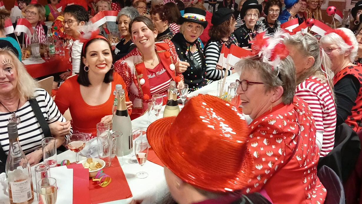 Schunkeln in der Meckenheimer Schützenhalle, auf der Bühne wird der Schlager gesungen: Mer schenke der Aal e paar Blöömscher